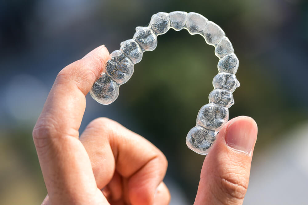 تقويم الأسنان الشفاف غير مرئي عند استخدامه على عكس التقويم المعدني