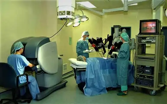 اجراء عملية جراحية باستخدام روبوت دافينشي وتحت سيطرة الجراح