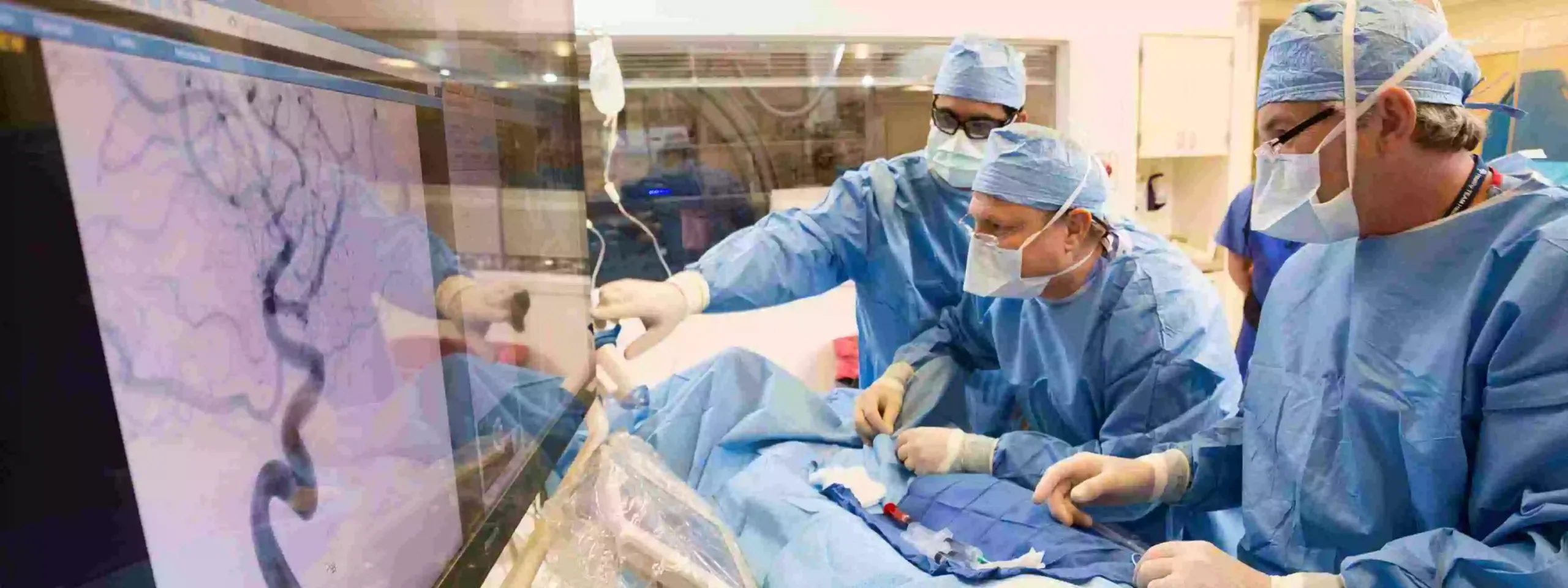 Karotis endarterektomi Türkiye'de en yetenekli cerrahlar tarafından en son cerrahi teknikler kullanılarak yapılmaktadır.