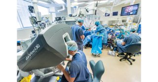 Bir doktor uzaktan bir robot kullanarak kalp ameliyatı yapıyor