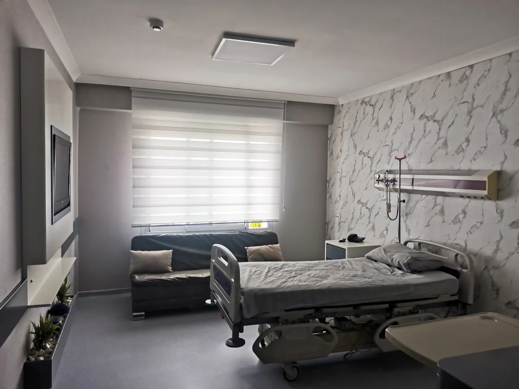 İzmir'deki Akot Kalp ve Damar Hastanesi'nde bir yatağın fotoğrafı