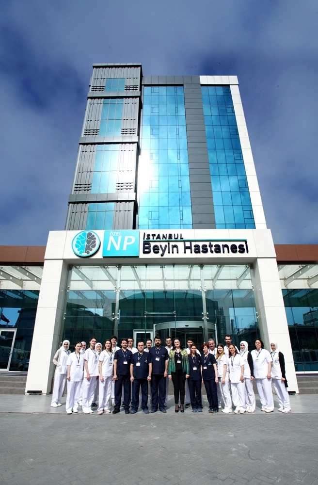 İstanbul'daki NB Özel Beyin Hastanesi personeli ile birlikte görüntü