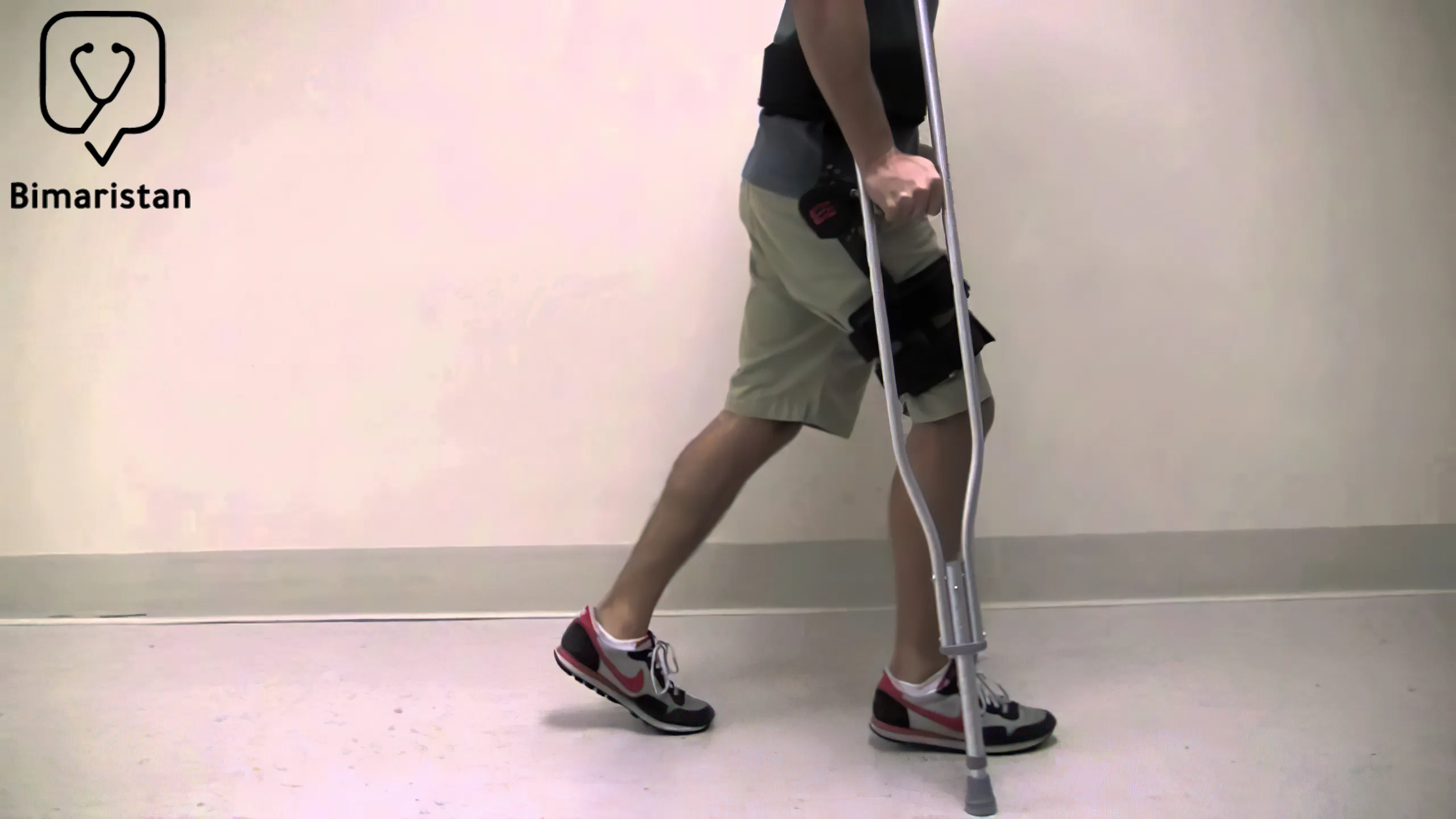 Kalça artroskopisinden sonra yürümek için kalça kemeri ve koltuk değneği kullanan bir adamı gösteren resim